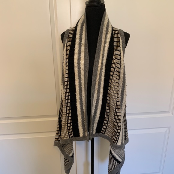 🖤🤍 Sleeveless Cardigan Vest 🤍🖤 - Picture 11 of 12